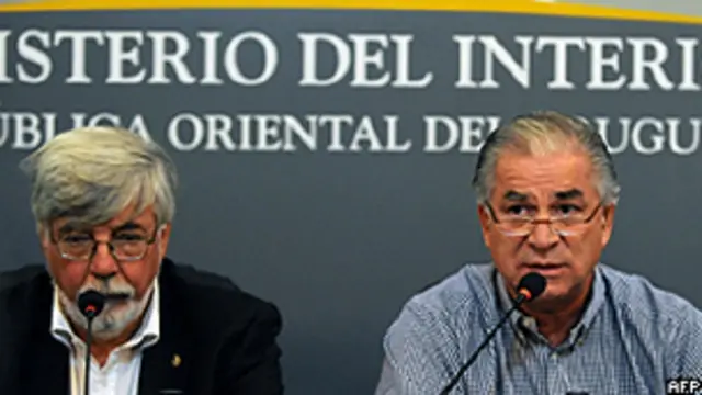 Ministro do Interior uruguaio, Eduardo Bonomi (esquerda) e da Saúde, Jorge Venegas/AFP