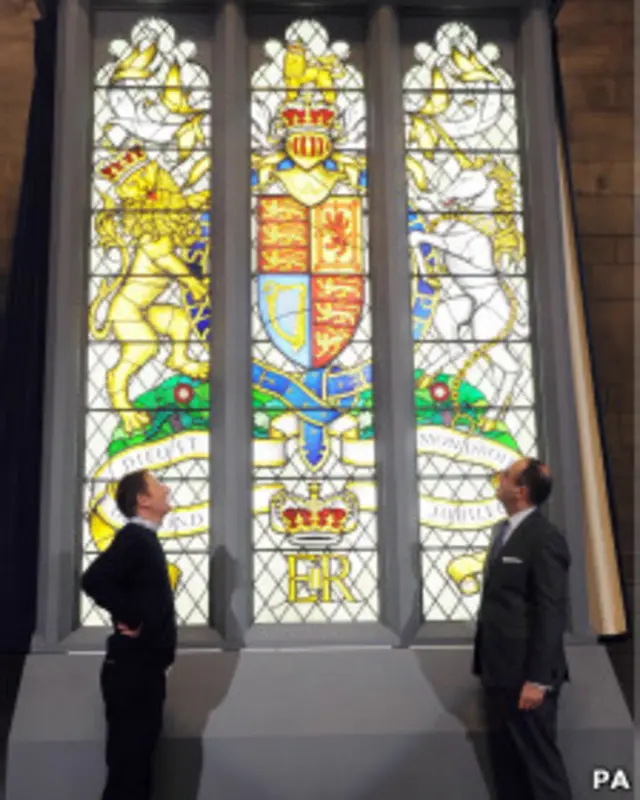 Подарок королеве от обеих палат парламента состоит из 1500 кусочков разноцветного стекла