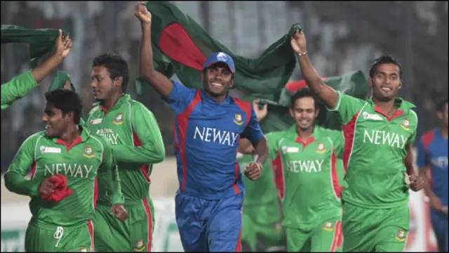 2012 ආසියානු ශූරතාව දිනාගත් බංග්ලාදේශ් ක්‍රිකට් කණ්ඩායම සතුට භුක්ති විඳිමින් 