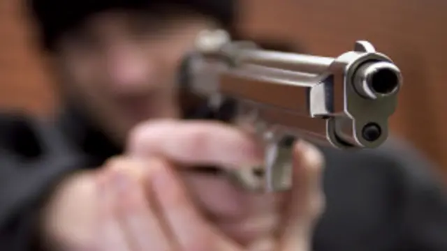 Hombre disparando. Foto de archivo