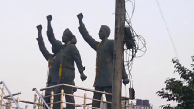 नंगी तारों के बीच लुधियाना में स्थापित भगत सिंह, राजगुरु और सुखदेव की मूर्तियाँ.