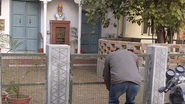 स्थानीय लोग घर पर अपना हक जताते हैं, इसलिए उन्होंने सरकारी ताले के अलावा चारदीवारी कर अपना गेट और ताला लगाया हुआ है. काफी गुजारिश करने के बाद इन लोगों ने ये ताला खोला ताकि हम घर को बाहर से देख सकें. 