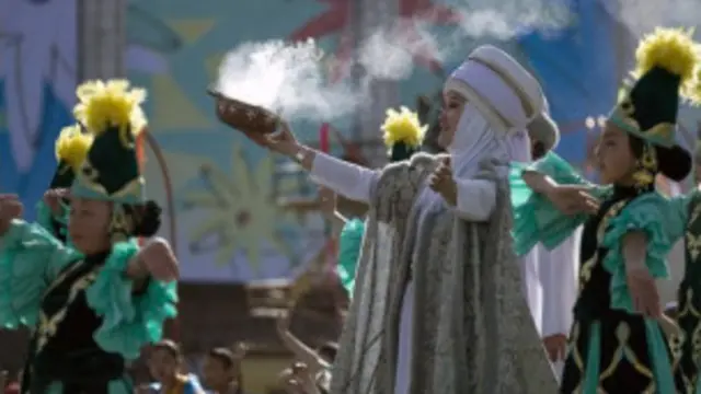 Нооруз майрамын ритуалсыз элестетүү мүмкүн эмес. Арча түтөтүп, айлананы жамандыктан тазалоо азыркы кыргыздардын турмушундагы табигый нерсе.