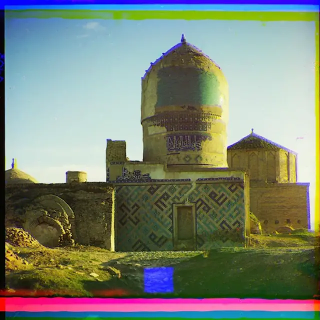 Үч ирмем бири-бирине катталып, түс бойок кошулуу менен жүз жыл мурда эле ушундай керемет сүрөттөр жаралган.