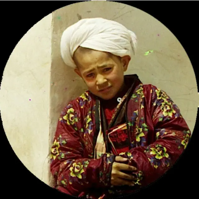 Жаратылыш жана адамдын кебетесин тартканда кара-ак түстө көрүнбөгөн кызыктуу элементтер жогорку сапатта чагылдырылып, сүрөттөргө жандуулук берген.