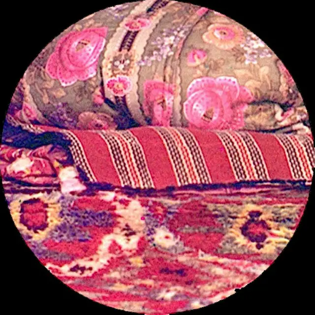 Пахта жана жибек Борбор Азиядан чыккан. Калган товар Индиядан алынып келип, Европага сатылган.