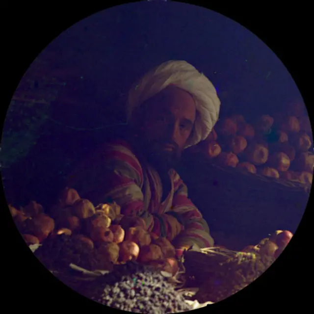 Прокудин-Горский башкалар байкабаган бирок, бул адамдардын жашоосун түшүнүү ачкычын тапкан майда деталдарды байкоо талантына ээ болчу.