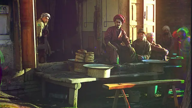 Шиш кебек жасап жаткан буларды көрүп, сүрөт кечээ эле тартылгандай сезилет.