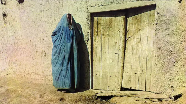 Ал эми бул сейрек кездешүүчү даректүү-сүрөт жүз жыл мурдагы Борбор Азия аялдарын көрсөтөт.