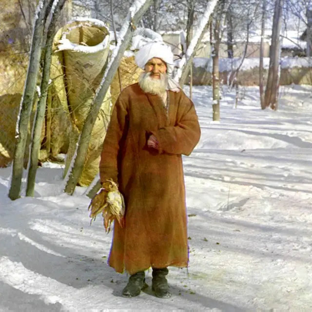 Колуна аңын кармаган айылдык адам. Анын артындагы чий оромол малды калкалоочу бастырма катары колдонулган.