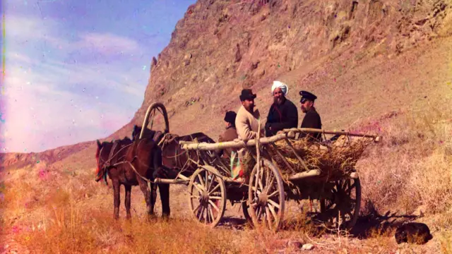 उन्होंने रूस से उत्तर से लेकर अफ़गानिस्तान तक यात्राएं कीं. यहां ( भूरे रंग की जैकेट में ) वे एक गांव में घोड़ागाड़ी की सवारी कर रहे हैं. 