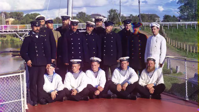 ये उच्चकोटि की तस्वीरें एक ऐसी दुनिया को दिखाती हैं जो अब तक छिपी रही है. ये वोल्गा नदी पर शेक्सना नाम के जहाज़ के कर्मचारी हैं. 