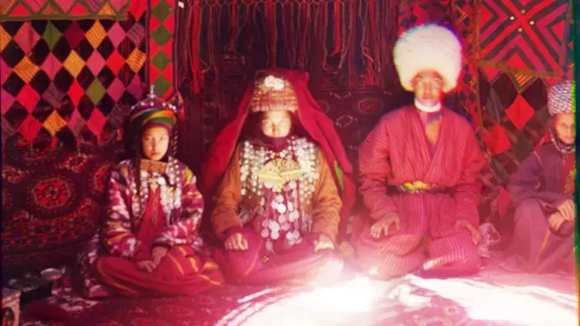 प्रोकुदिन-गोर्स्की साल 1918 में रूस से चले गए थे. नोर्वे और ब्रिटेन में रहने के बाद वे फ़्रांस में बस गए. उनके परिवार ने उनकी ये तस्वीरें पेरिस के घर की तहखाने में सुरक्षित रखी थीं. बाद में इन्हें यूएस लाइब्रेरी ऑफ़ कांग्रेस को बेच दिया गया. सभी तस्वीरें – लाइब्रेरी ऑफ़ कांग्रेस, प्रिंट्स और फ़ोटोग्राफ़्स डिविज़न, प्रोकुदिन-गोर्स्की संकलन