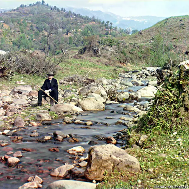 ये रंगीन तस्वीर सौ वर्ष पुरानी है. ये रूसी अभिजात वर्ग के सर्गेई मिखाइलोविच प्रोकुदिन-गोर्स्की का चित्र है. इसके लिए उन्होंने स्वयं तैयारी की एक तकनीक का इस्तेमाल किया है. प्रोकुदिन-गोर्स्की ने प्रियोडिक टेबल का जनक मेंडेलीव से रसायन-शास्त्र की शिक्षा ली थी. बाद में उन्होंने बर्लिन में फ़ोटो-कैमिस्ट्री का अध्ययन किया.