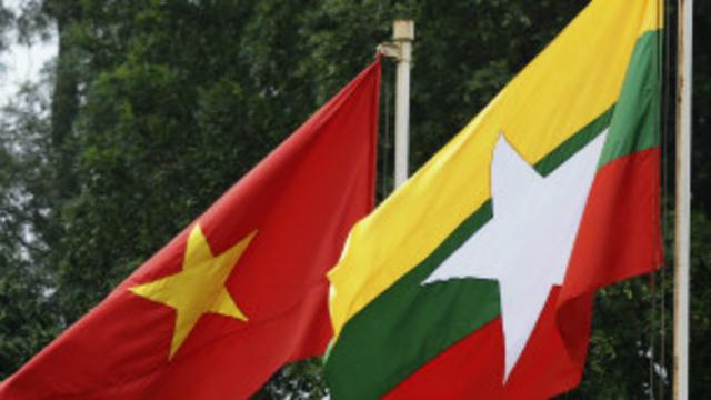 Quốc kỳ Việt Nam và Miến Điện trong lễ đón tại Phủ chủ tịch
