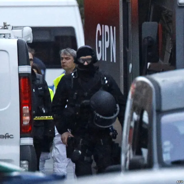 Anggota satuan khusus polisi, RAID.