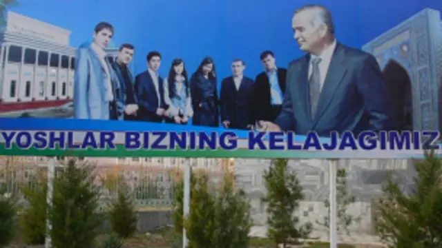 İslam Kerimov ve gençleri gösteren billboard