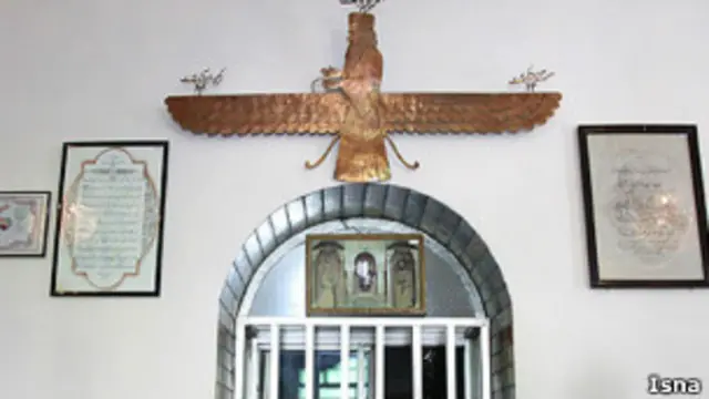 طبق آموزههای زرتشت، خوبی از مسیر اعتقاد و عمل به این سه آموزه حاصل میشود: پندار نیک، گفتار نیک، کردار نیک.