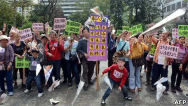 一群示威者在香港遮打花园放纸飞机