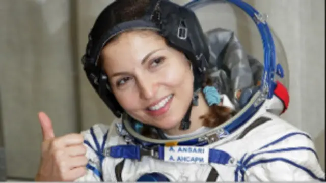 انوشه انصاری اولین زن فضاگرد و چهارمین نفری است که هزینهٔ سفر فضایی خود را پرداخت کرده است