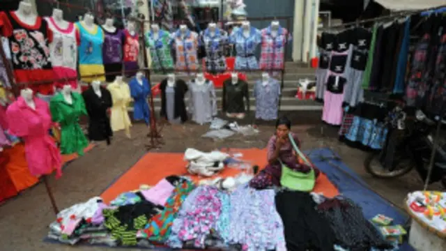 د ماليې وزارت د جوړښت له مخې په گمرکونو کې يو شمېر کسان د کمېشن کارانو په نامه دندې تر سره کوي.