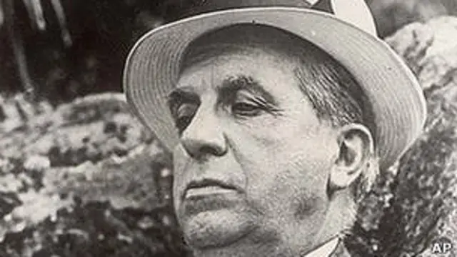 El nombre del plan procede del estafador italiano Carlo Ponzi y la estafa que realizó en los años 20.