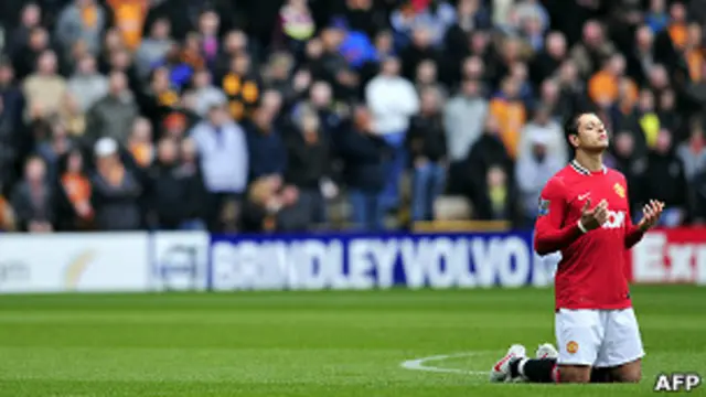 Javier Hernández arrodillado en la cancha