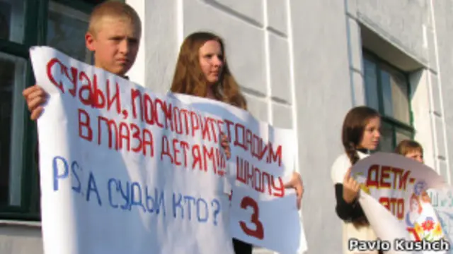 Архивное фото: дети протестуют против закрытия школы