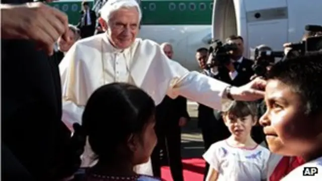 Папа Римский разговаривает с людьми