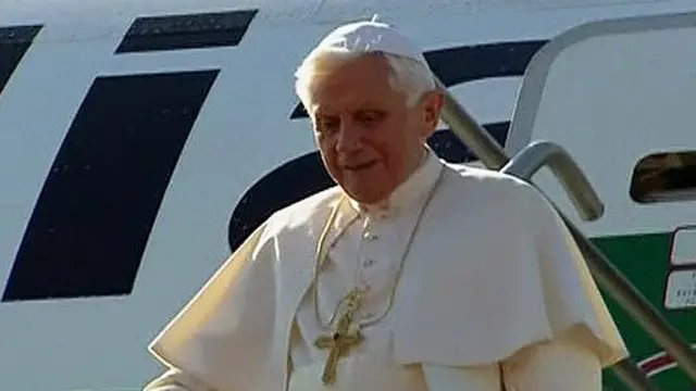 Paus Benediktus XVI tiba di Meksiko dan disambut ribuan umat Katolik negara itu.