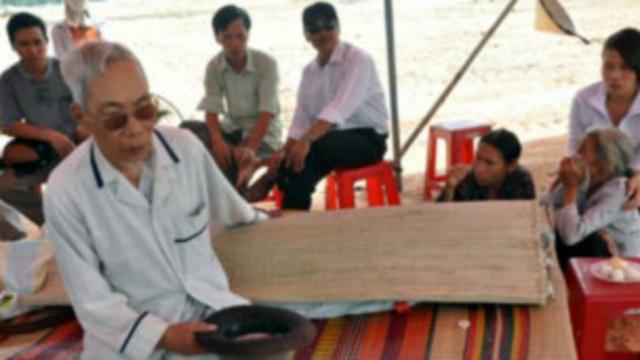 Ông Nguyễn Xong đau buồn sau cái chết của con (ảnh VietNamNet)