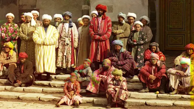 در این عکس در سمرقند تصاویر رجال شهر، عالمان و دانش‌‌آموزان در حالی که بهترین لباس‌های خود را پوشیده‌اند، در کنار گروهی از فقرا دیده می‌شوند