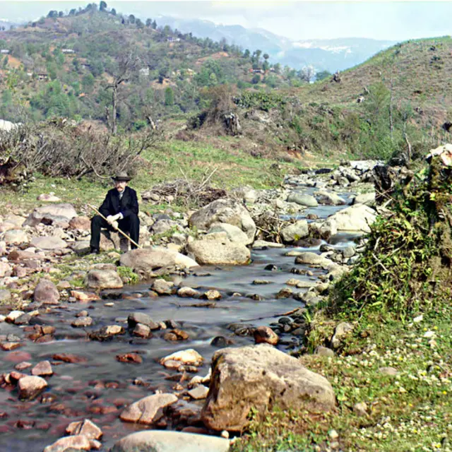 این عکس صد سال عمر دارد و سلف پرتره(خودنگاره) سرگی میخائیلوویچ پروکودین گورسکی، اشراف‌زاده روس است. او این عکس را با استفاده از تکنیک عکاسی که خود مبدع آن بود گرفت. او شیمی را نزد دمیتری مندلیف، پایه‌گذار جدول تناوبی عناصر شیمیایی فرا گرفت و سپس به برلین رفت و به یادگیری فتوشیمی پرداخت