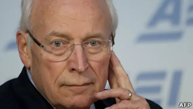 ڈک چینی کی بات مانیں تو امریکہ پر اتنے خطرے منڈلا رہے ہیں کہ اس کو دنیا کے ہر کونے میں فوج بھیج کر جنگ شروع کر دینی چاہیے