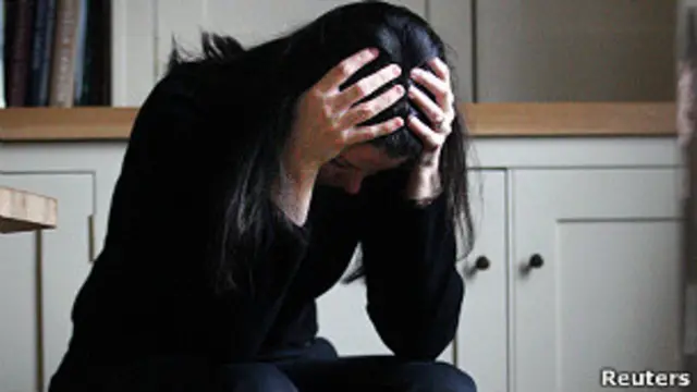 una mujer en posición pensativa 