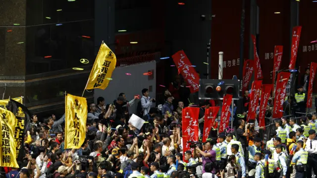 数百人在投票站外游行示威。