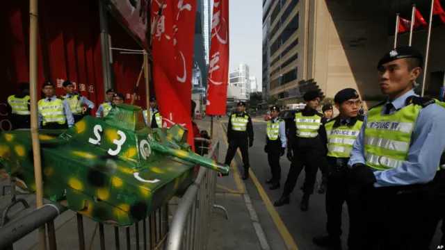 示威者展示塑料坦克模型，抗议北京方面干预选情。