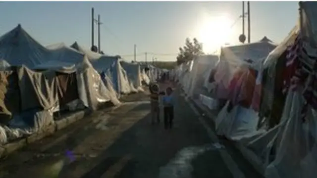 بسیاری از پناهندگان سوری در چادرهایی که برای اسکان آنها برپا شده، زندگی می کنند
