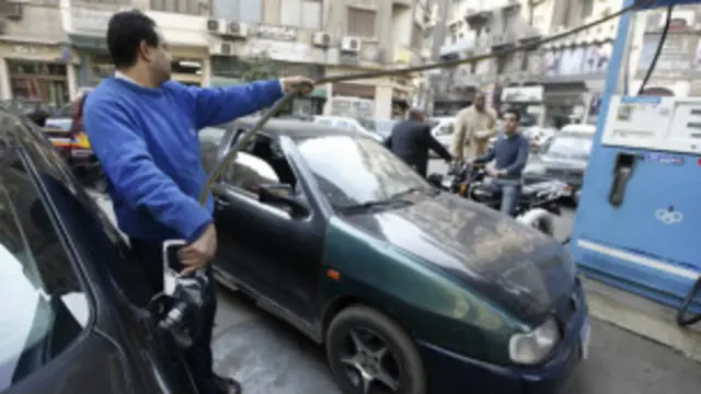 يخشى مصريون من أن تؤدي الزيادة في أسعار المحروقات إلى ارتفاع أثمنة المواد الغذائية وتعريفة المواصلات.