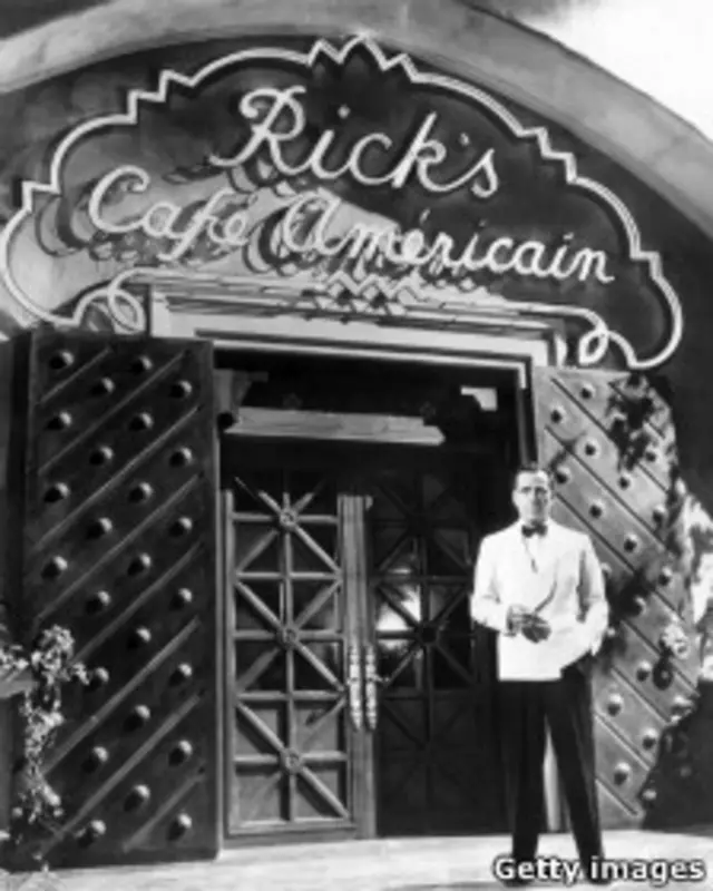 Humphrey Bogart frente al café de Rick.