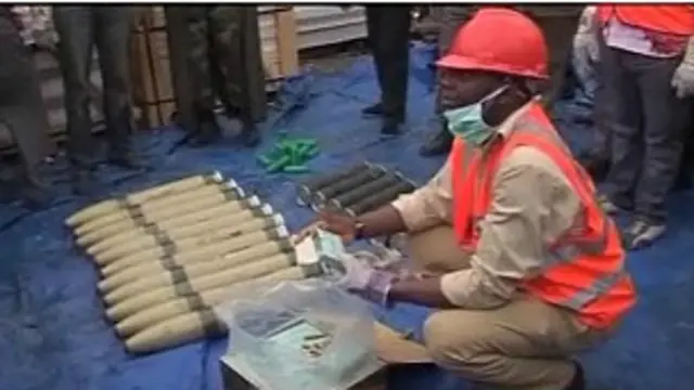 مأموران امنیتی نیجریه در جریان بازرسی از یک کشتی تجاری، ۱۳ کانتینر حاوی اسلحه و مواد منفجره را کشف کردند