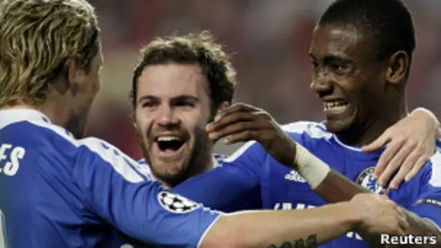 Игроки "Челси" празднуют год Саломона Калу