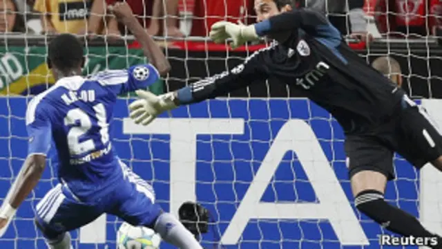 Саломон Калу забивает гол в ворота "Бенфики"