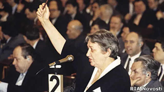 Марина Салье, сопредседатель Свободной демократической партии России, выступает на Девятом внеочередном съезде народных депутатов РФ