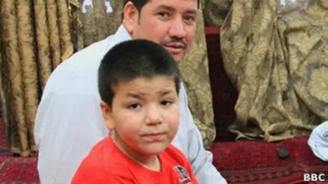 АфганскаяАфганская девочка Мернуш, переодетая в мальчика, со своим отцом