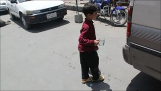 Девочка, переодетая мальчиком, на улице в Афганистане