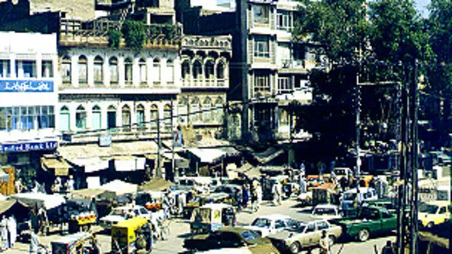 یہ واقعہ پشاور چھاؤنی میں رات گئے پیش آیا اور سرکاری حکام کے مطابق زیر حراست شدت پسند قیدیوں نے ڈیوٹی پر مامور اہلکاروں سے اسلحہ چھین کر فائرنگ کی۔