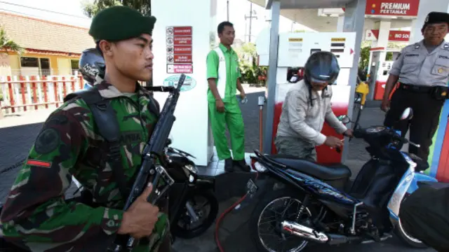 Aparat TNI pernah ditugaskan menjaga SPBU saat ada kebijakan menaikkan harga BBM.