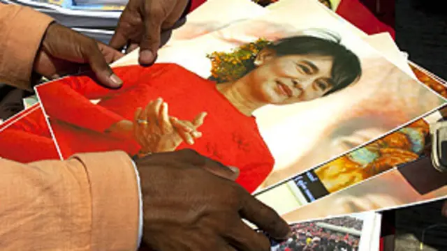 Người ủng hộ cầm chân dung bà ASSK