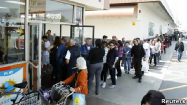 Люди в очереди за лотерейными билетами